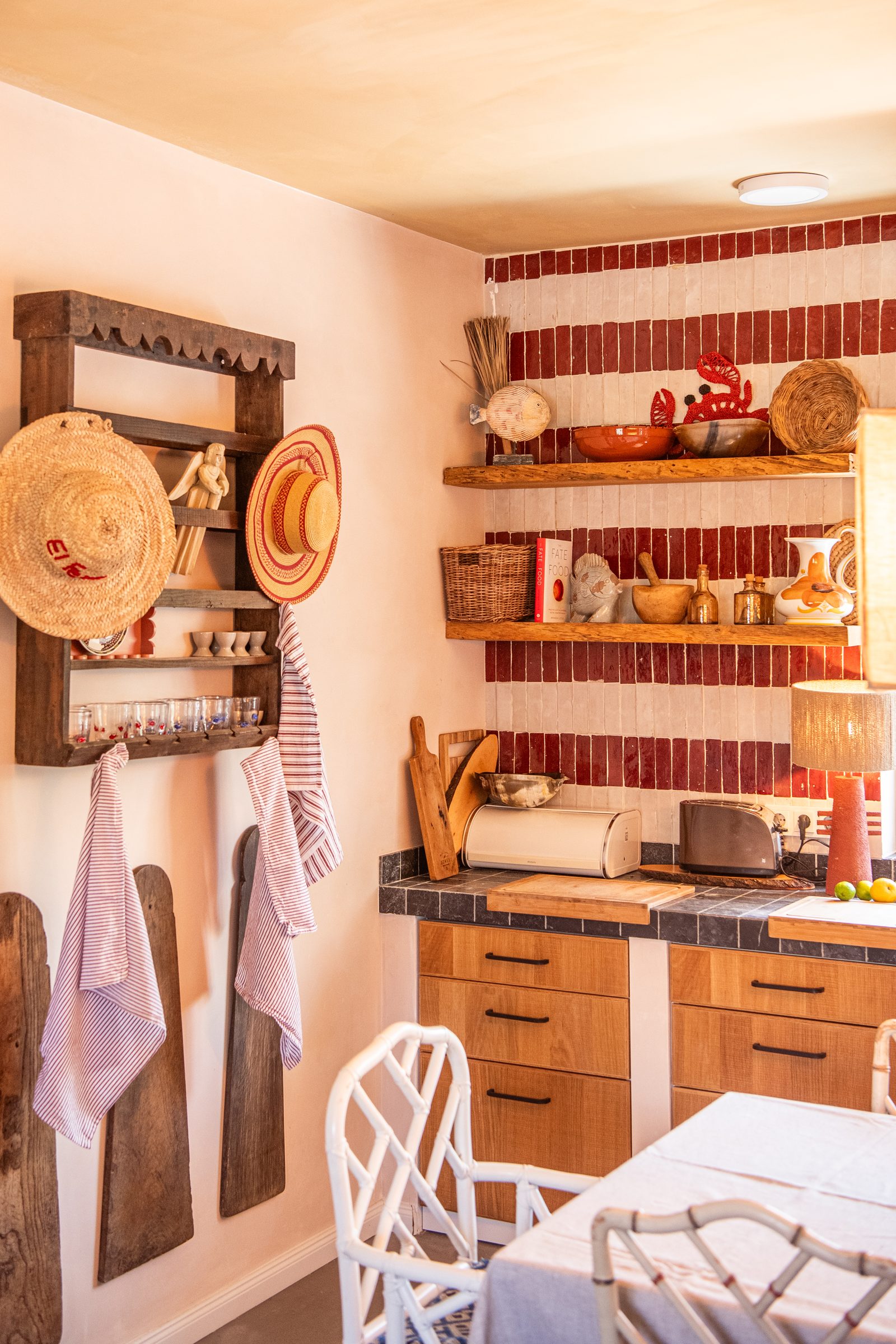 Kitchen with red tile and Alentejo ceramics